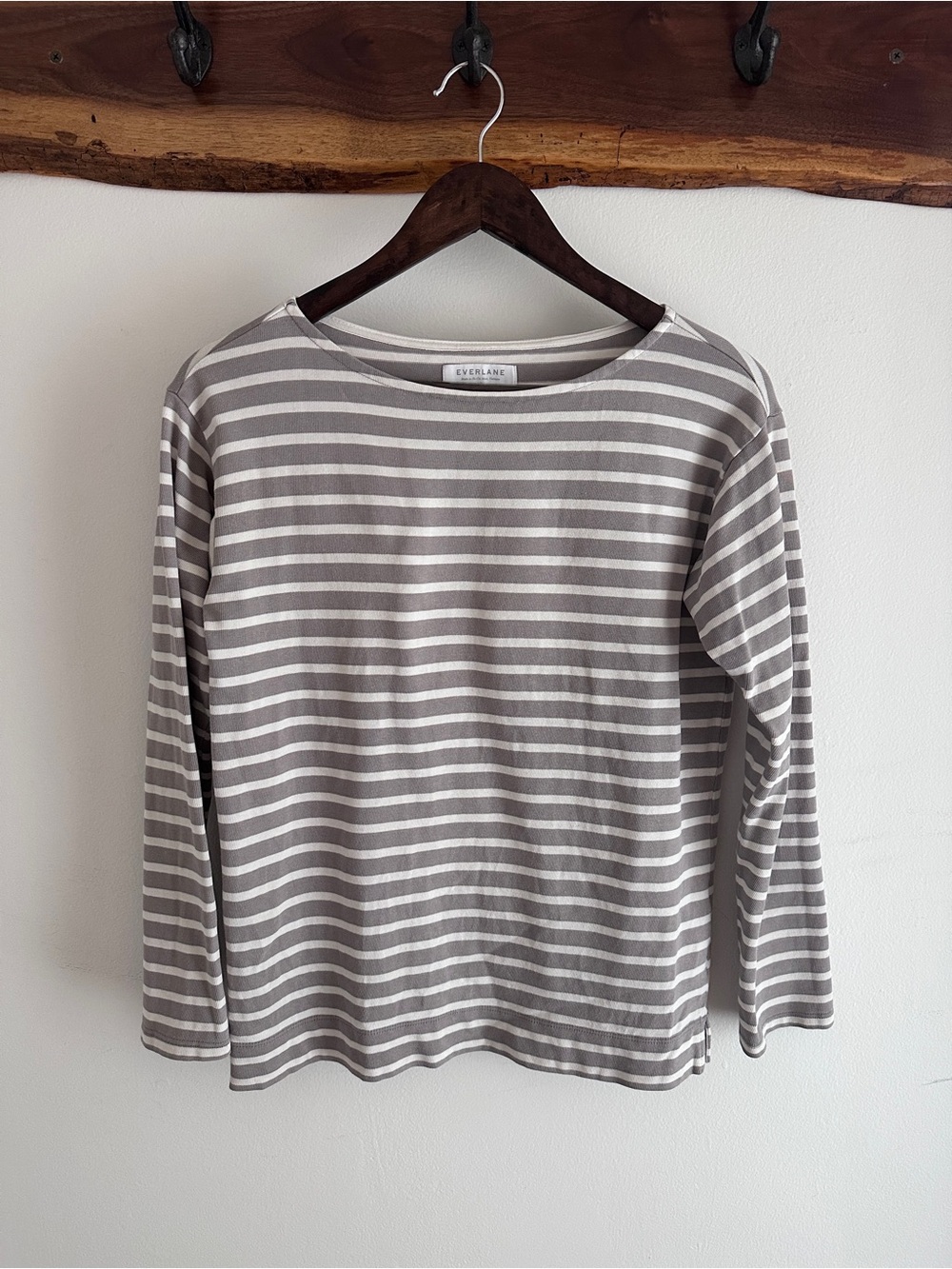 Everlane 100% heavyweight cotton boatneck Tee in Light Gray / Taupe & White